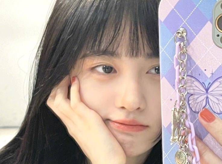 鞠婧祎刚晒完素颜照,就穿裙子现身机场,这腹肌让人移不开眼_活动_身材