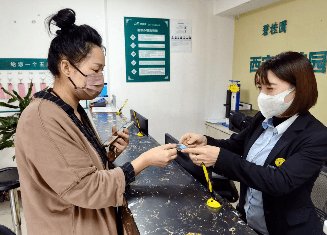 接到报事的客服前台方娜,了解情况后及时联系工程同事前往夏女士店里