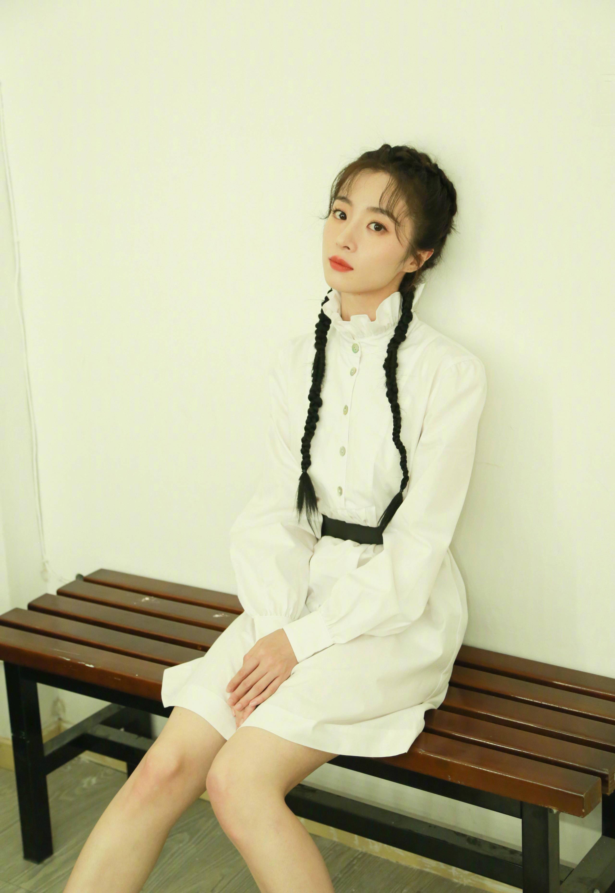 28岁胡冰卿知性温柔,利落短发拍秋日大片,穿搭看点多多!