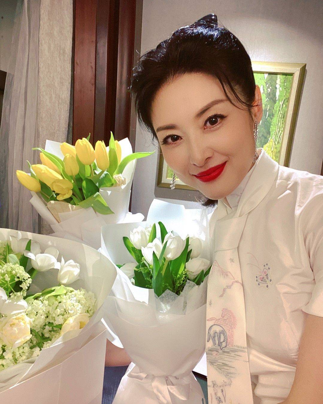 央女神周涛素颜出镜,皮肤细腻宛如少女,不愧是冻龄女神_工作_一身