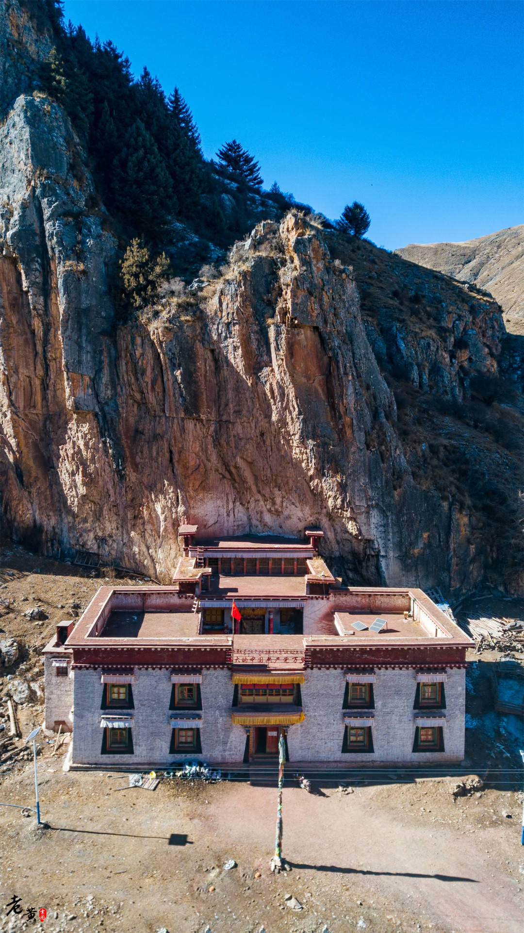 仁达寺,位于察雅县香堆镇仁达村,在距察雅县城116公里的丹玛山崖上