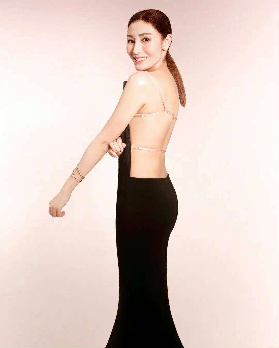 李嘉欣晒登封写真照,穿"纸片衣"露出美背,首次透露住icu细节_许晋亨
