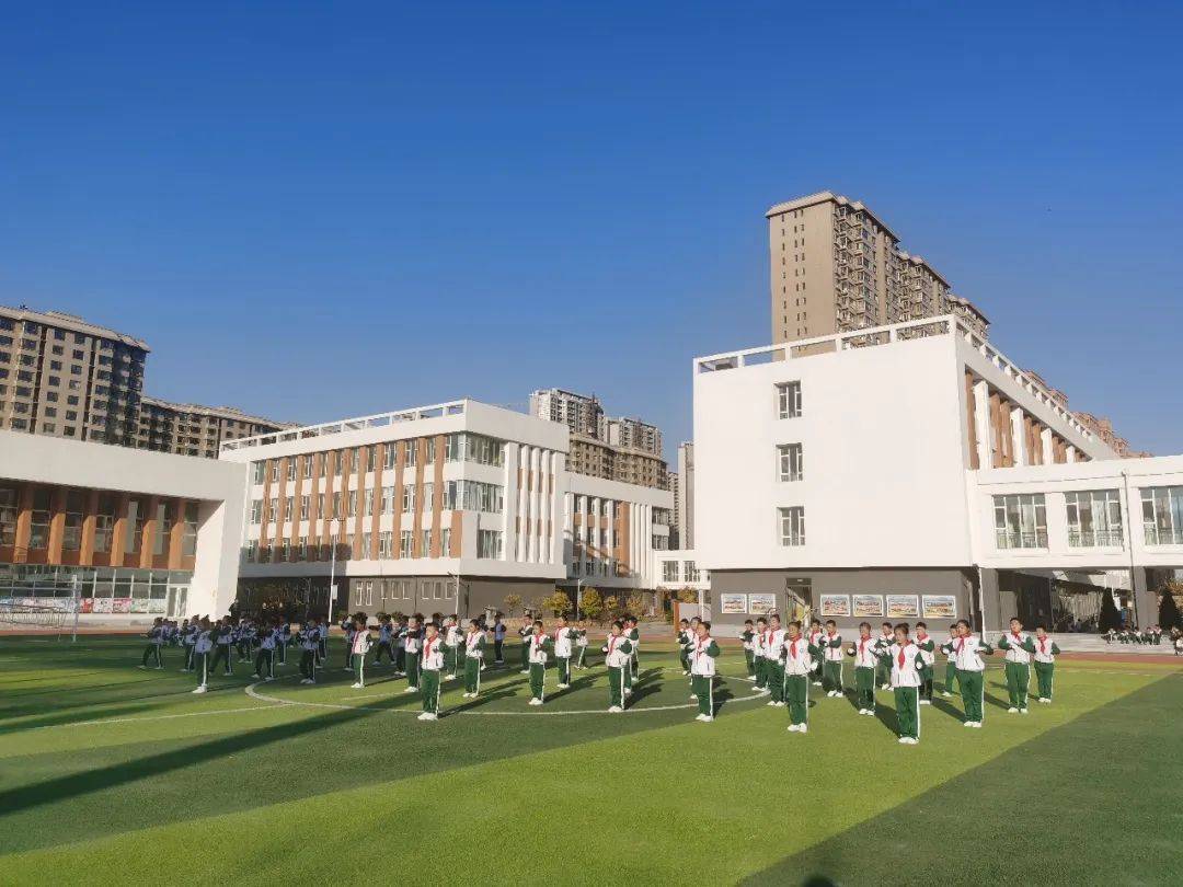 忻州市长征小学(西校区)举行队列队形广播操比赛_动作_广播体操_评分