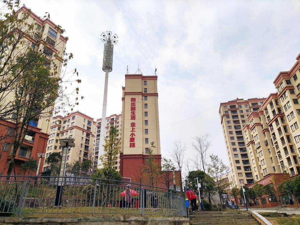 新华全媒+丨云南镇雄：让易地搬迁群众乐享新生活_社区_镇雄县_就业