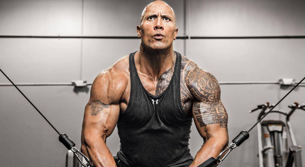 巨石强森都盛赞的身价千万健身教练!她的完美身材是如何塑造的?