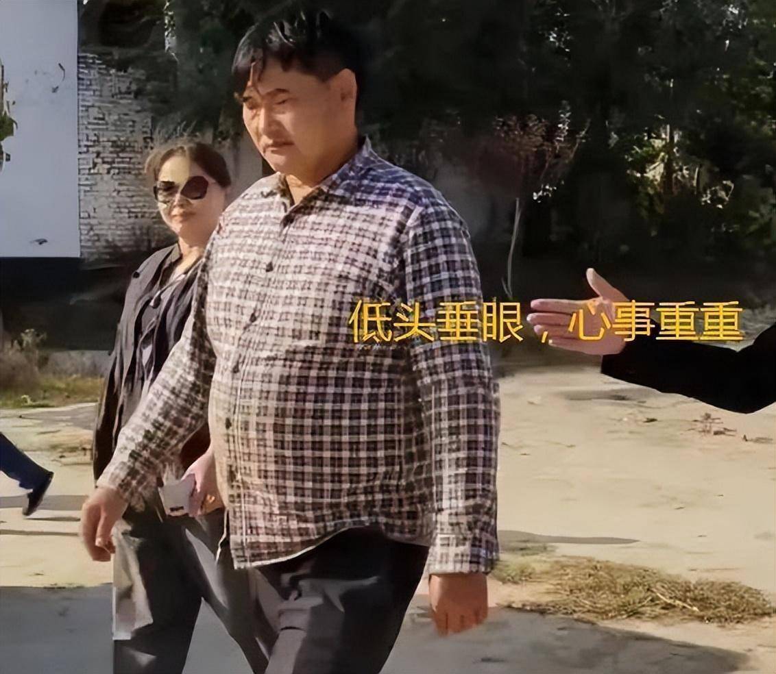 大衣哥愁容满面，新儿媳陈萌被曝并未怀孕，骗婚仍是另有隐情？