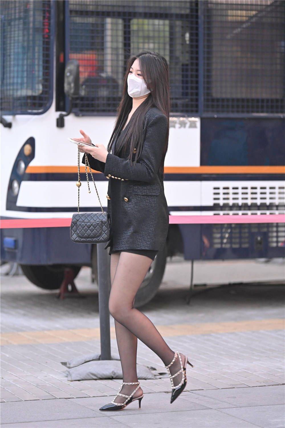 的高度,衬托身材很好,些简单方扣起到点缀效果,还有厚实的黑色丝袜,也