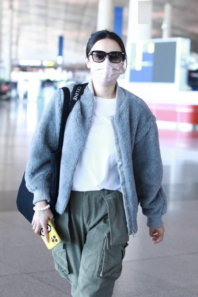 宋佳墨镜遮面现身首都机场 蓝色毛毛外套保暖又时尚_北京_宋佳_墨镜