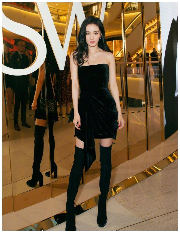 32岁杨幂真会打扮,穿抹胸短裙搭配长筒靴,水蛇腰大长腿都很抢眼_靴子