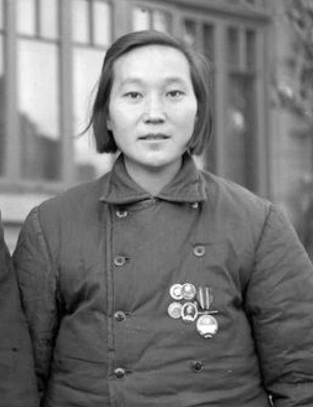 连长观看电影,指着荧幕上的女主人公,哭着说:她是