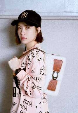 42岁徐怀钰新造型「短发大卷」,网友表示:发型真的不行太老了_大妈