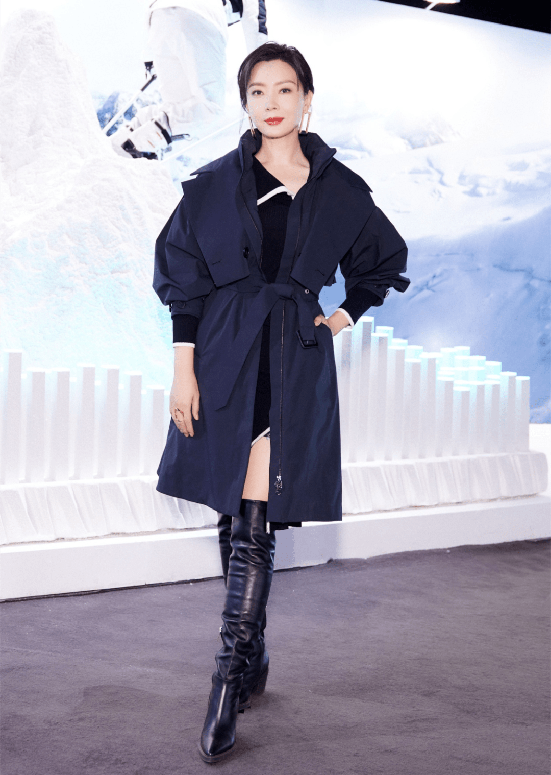 陈数现身活动好端着,全程左腿上前小面积露肤,就为了显腿长点!