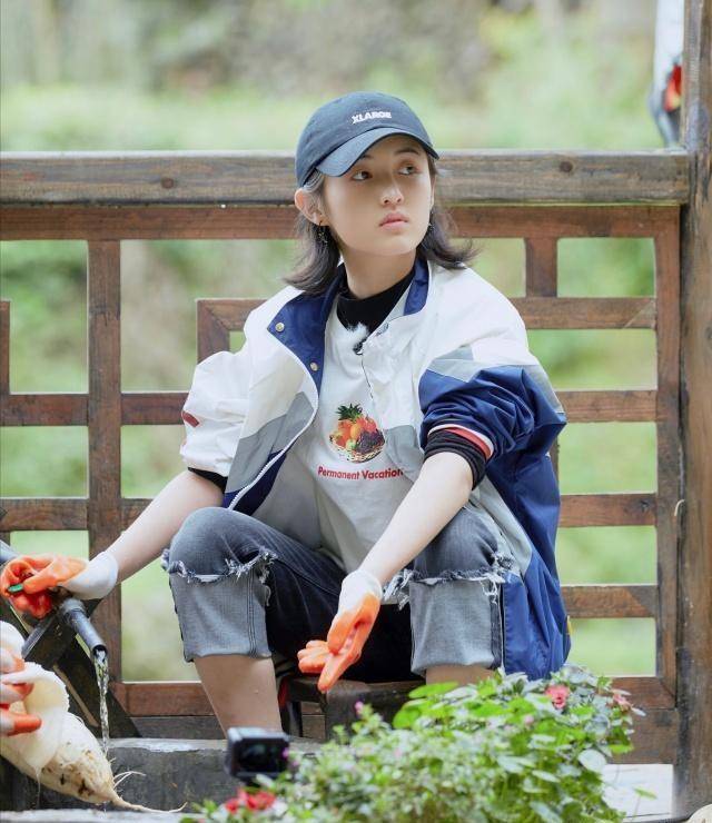 "00穿衣代表"张子枫,花海中的双马尾少女,真是向往的生活_牛仔裤_白色