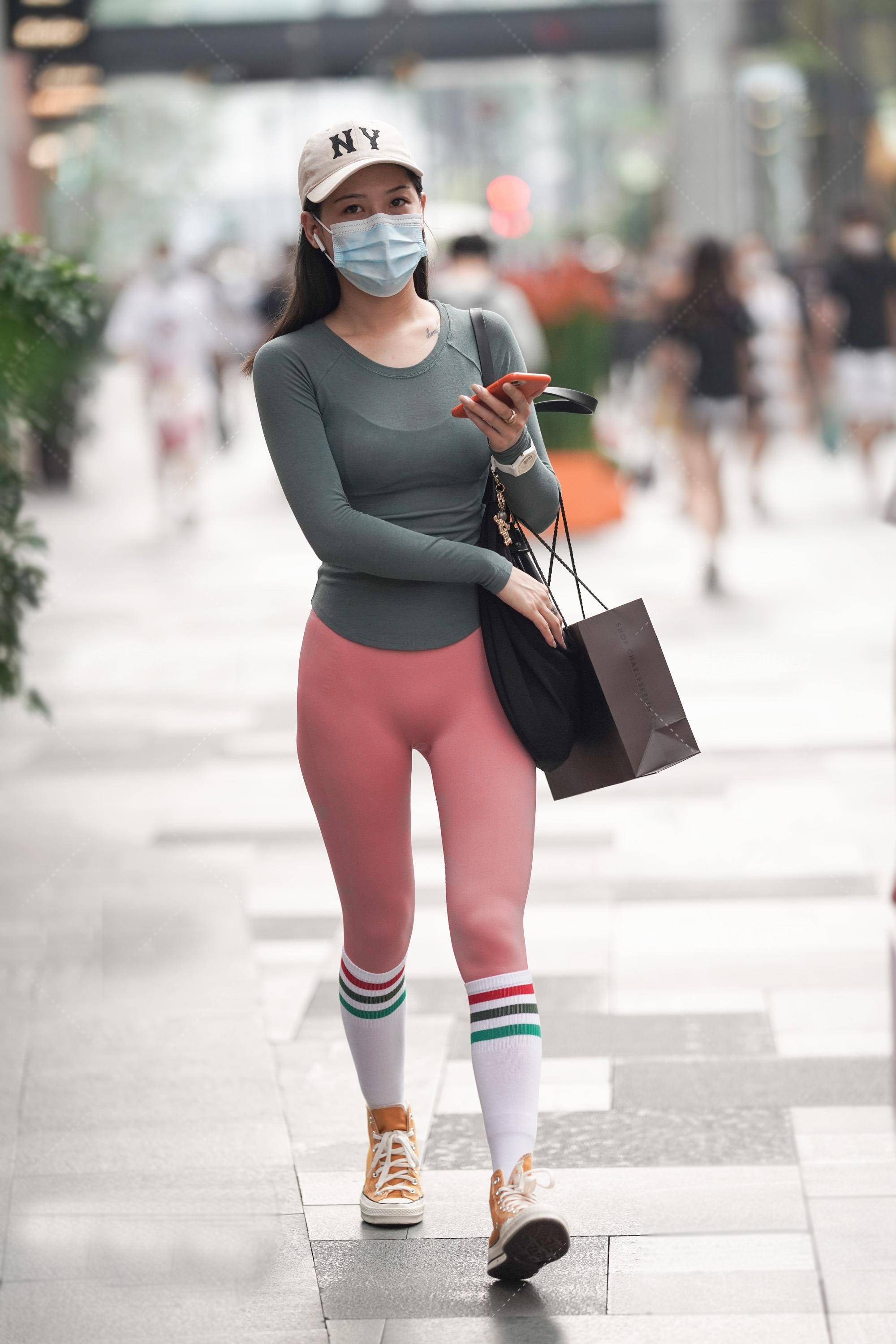 爱运动的美女,休闲衫配运动裤,休闲运动两相宜_身材_美感_女生