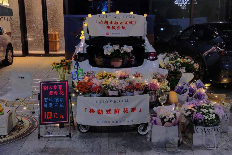 特写|年轻人复兴地摊经济:摆摊第二个月,我如何做到月收入6万_营业额_苏州_摊位
