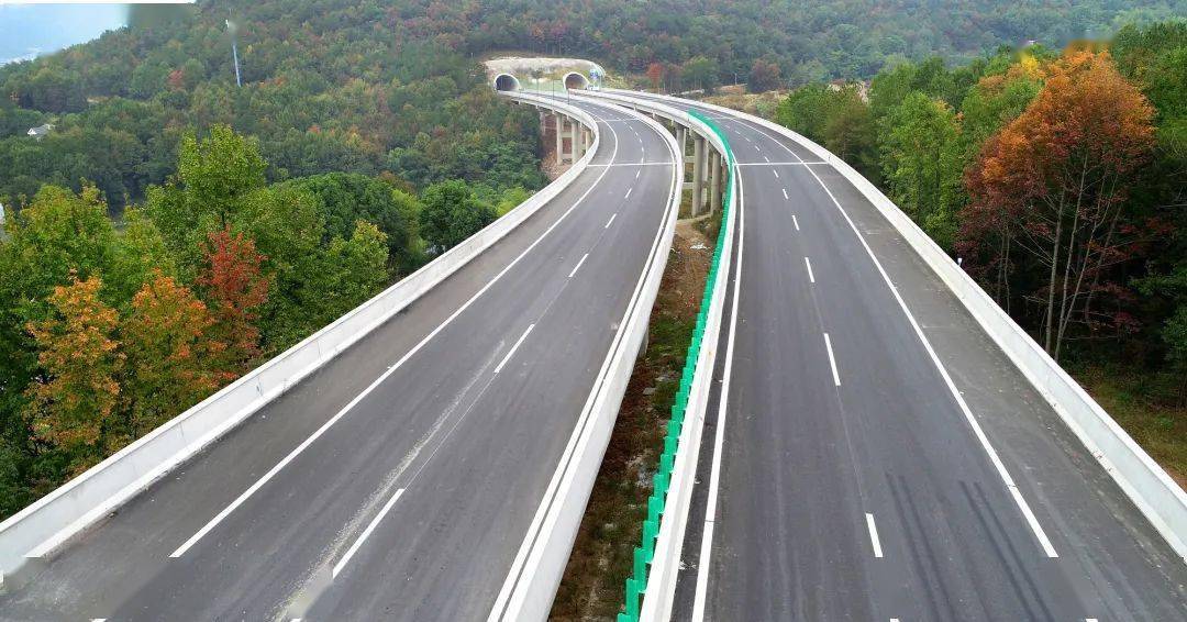 近年来,新昌交通驶入高质量发展快车道,常台高速新昌南互通通车,南口