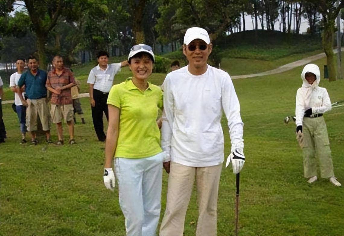 陈道明和杜宪结婚后有了女儿陈格,很早就被陈道明送到英国读书,杜宪也