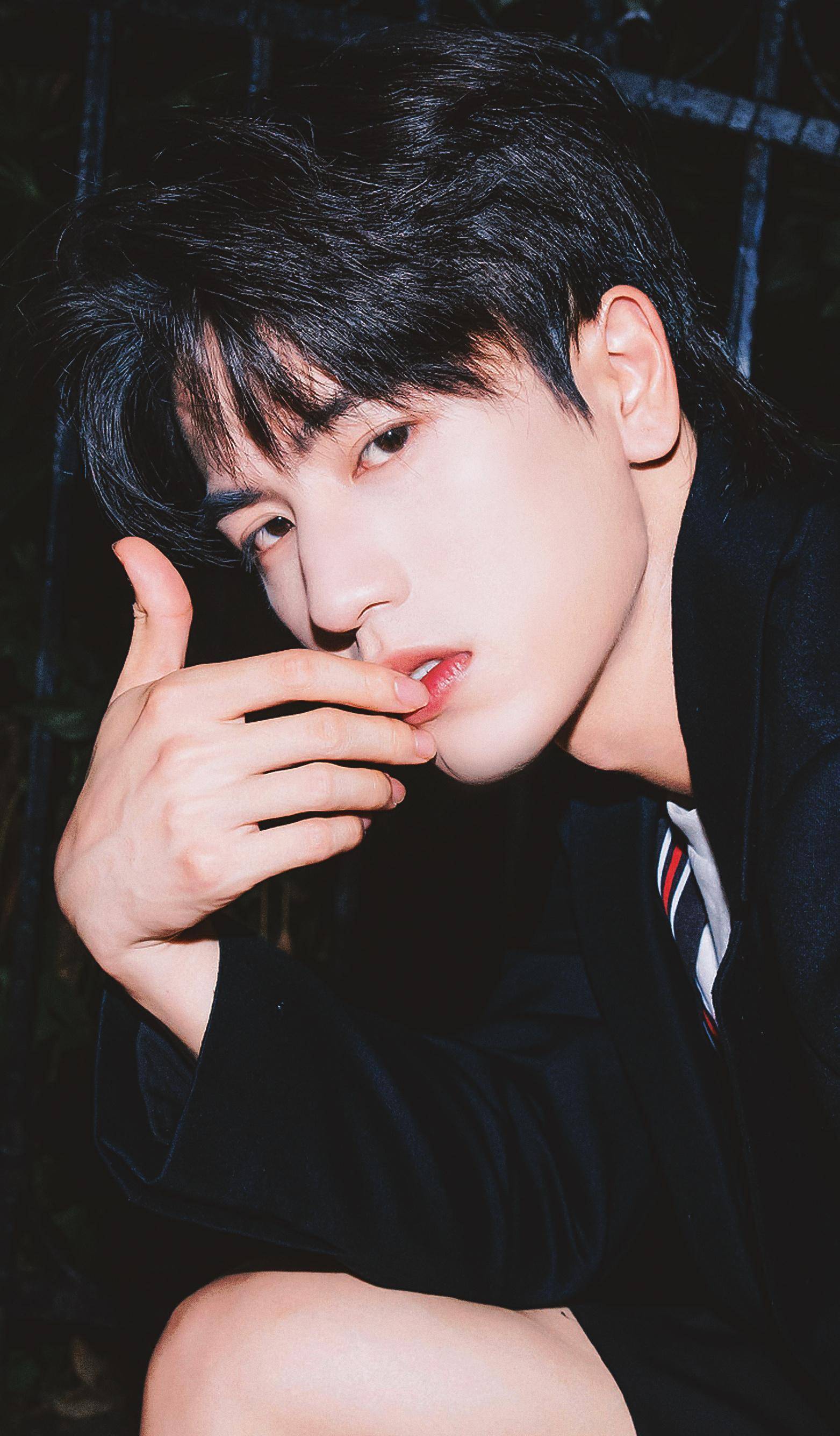 张凌赫《他从火光中走来》路透,夜色下撑伞,像极了浪漫韩剧_作品_大衣