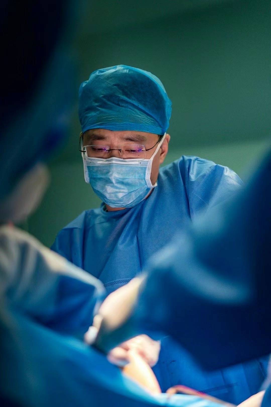 对话冯绍峰饰演医生原型"平凡英雄"黎立_救治_孩子_小麦