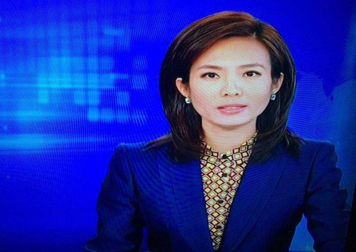 电视美女主播宝晓峰,她并不时尚,也不是金嗓子,但很有内涵气质