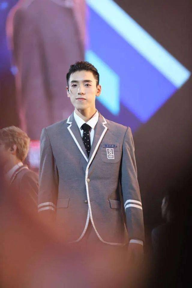 他变脸词条的热评第二是个哭哭的表情包,在感慨他以前是多么的有辨识