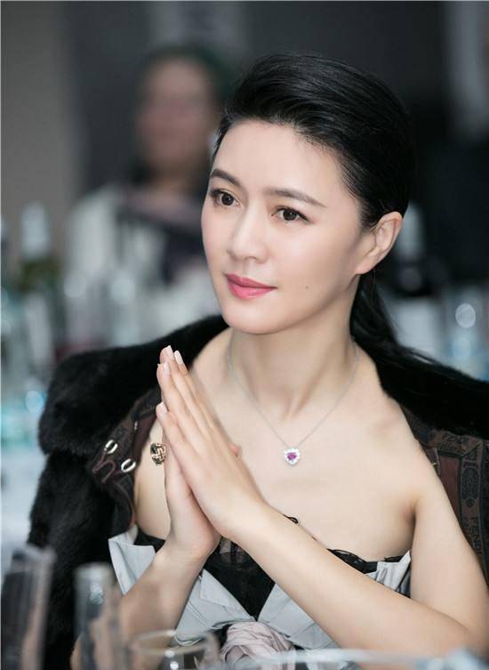 45岁女演员田海蓉保养得宜,其女继承优良基因_女儿_小姑娘_家人