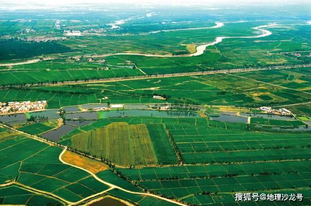 土壤肥沃,又有黄河河水可以提供灌溉水源,因此宁夏平原是我国西北地区