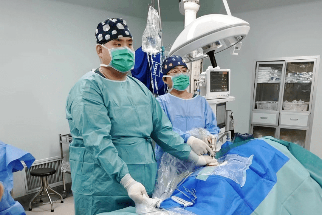 在朱剑峰主任的细致指导下,由刘艳楠副主任主刀,在主管医生王赫的配合