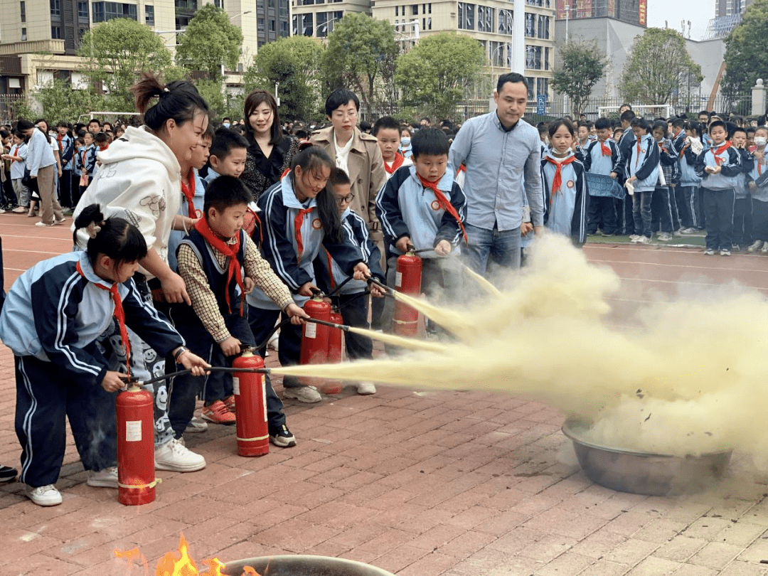 消防练习训练进校园 防备未“燃”保安然