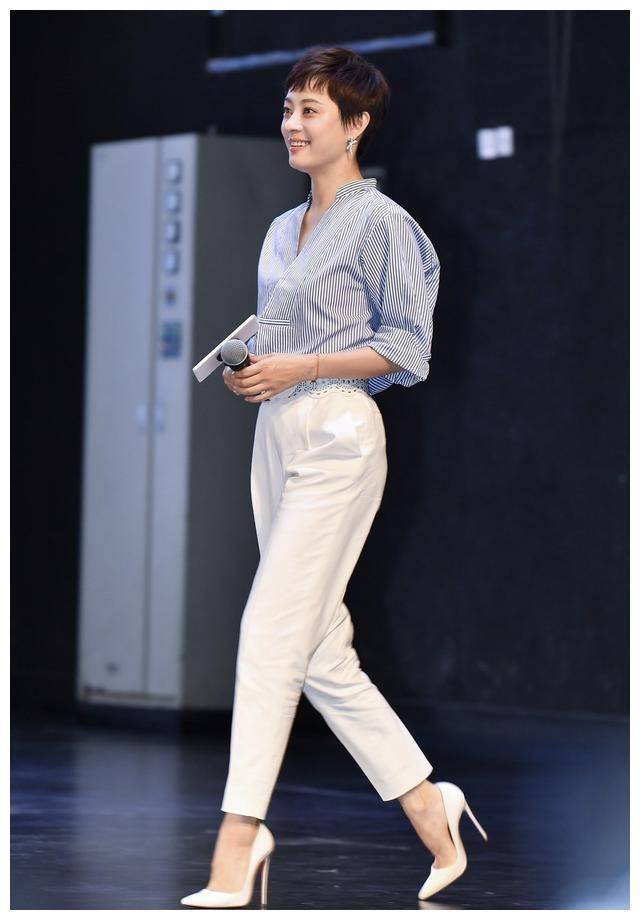 孙俪硬是把70年代的荷花边上衣,穿出了高级感来,网友:娘娘威武_孙丽