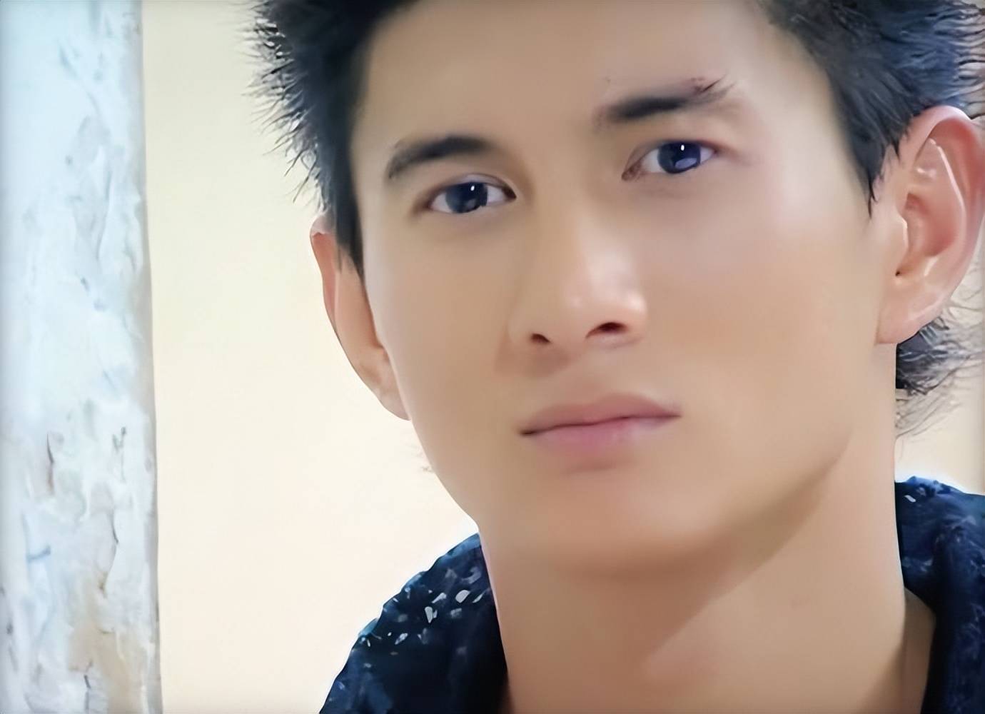 吴奇隆久违的分享自拍照,嘴唇发白没有血色,瘦了很多心情不是很好