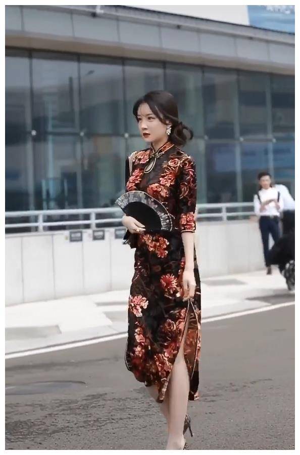 微胖的女孩子一定要试一下旗袍,走在街上,她美成民国军阀太太!