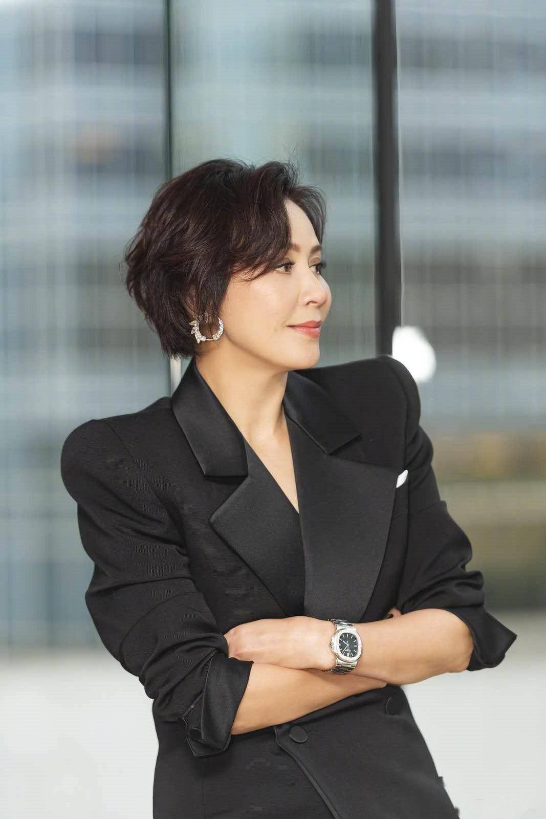 刘嘉玲越老越时髦,穿西装不配裤子配"丝袜",显高挑又有女人味