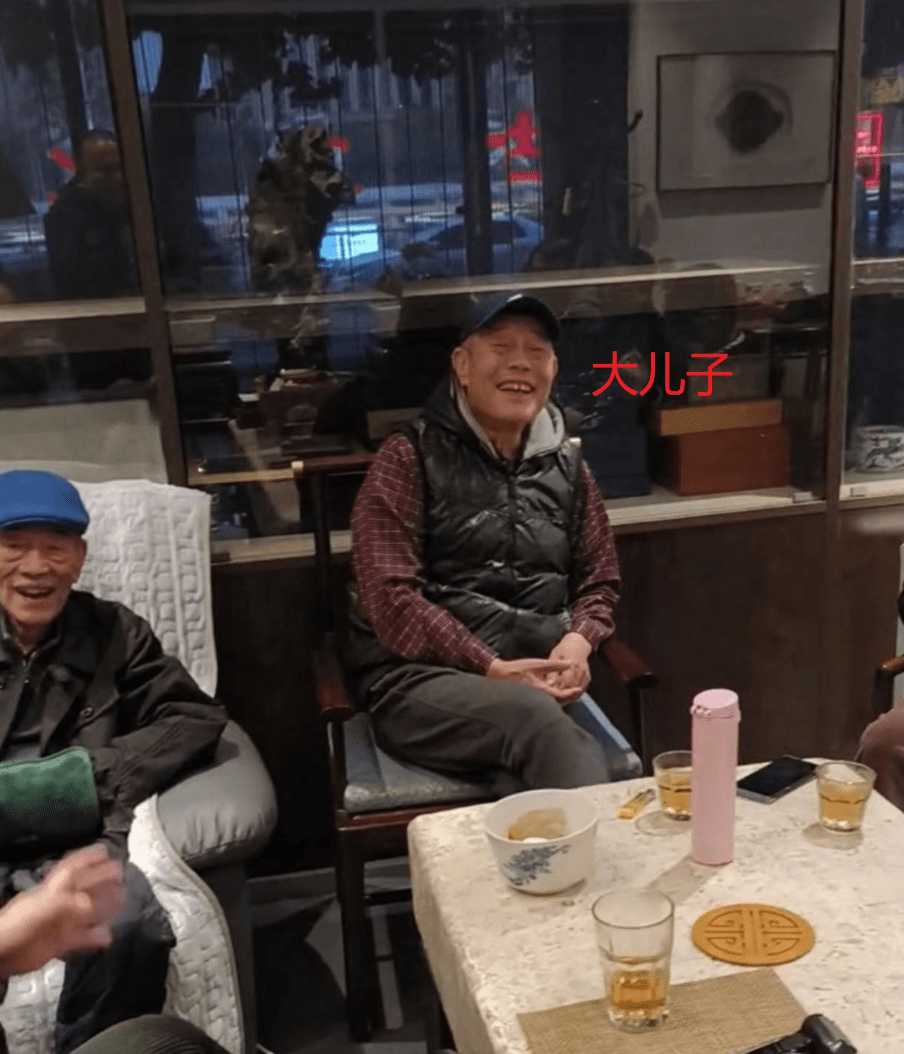 90岁杨少华被曝病危后现身,办家庭聚会精神好,祖孙三代五官超像_杨议