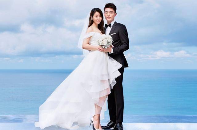 林心如一家度假,素颜怼脸与霍建华合照超自信,女儿带钻石手链出镜