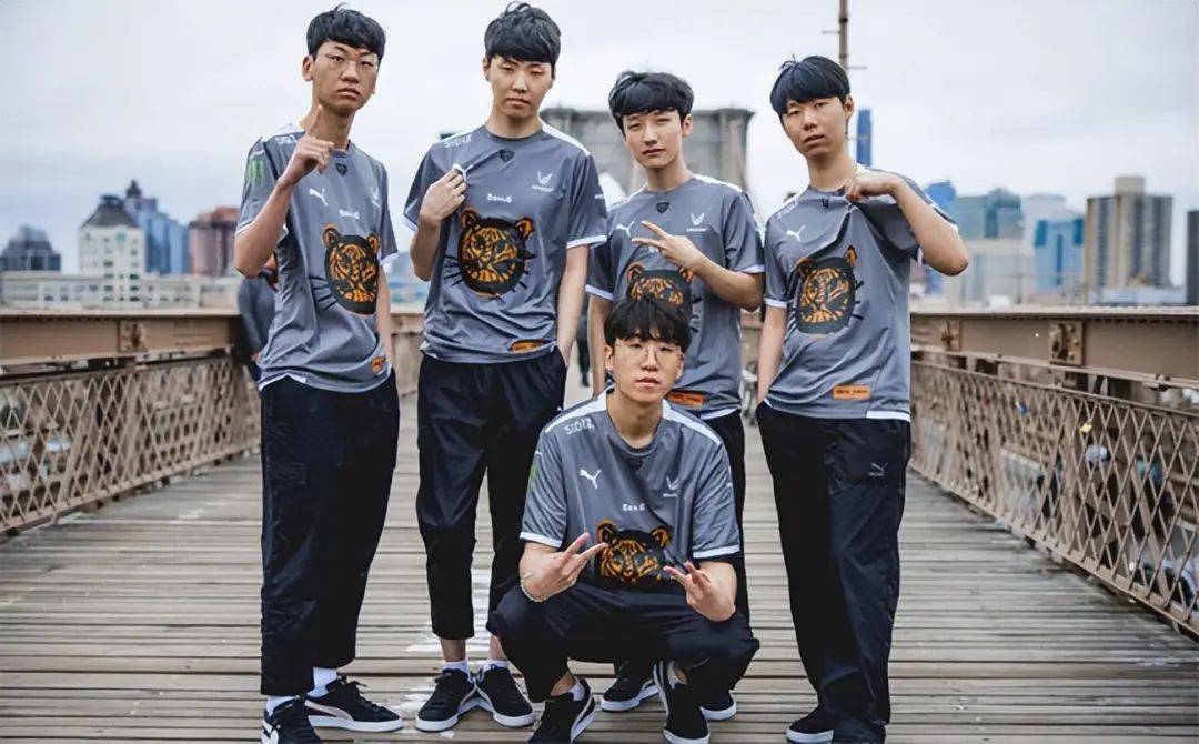 s5,s6,s7,s9五届s赛,拿到了s3,s5,s6三个冠军加s7亚军,s9则是四强