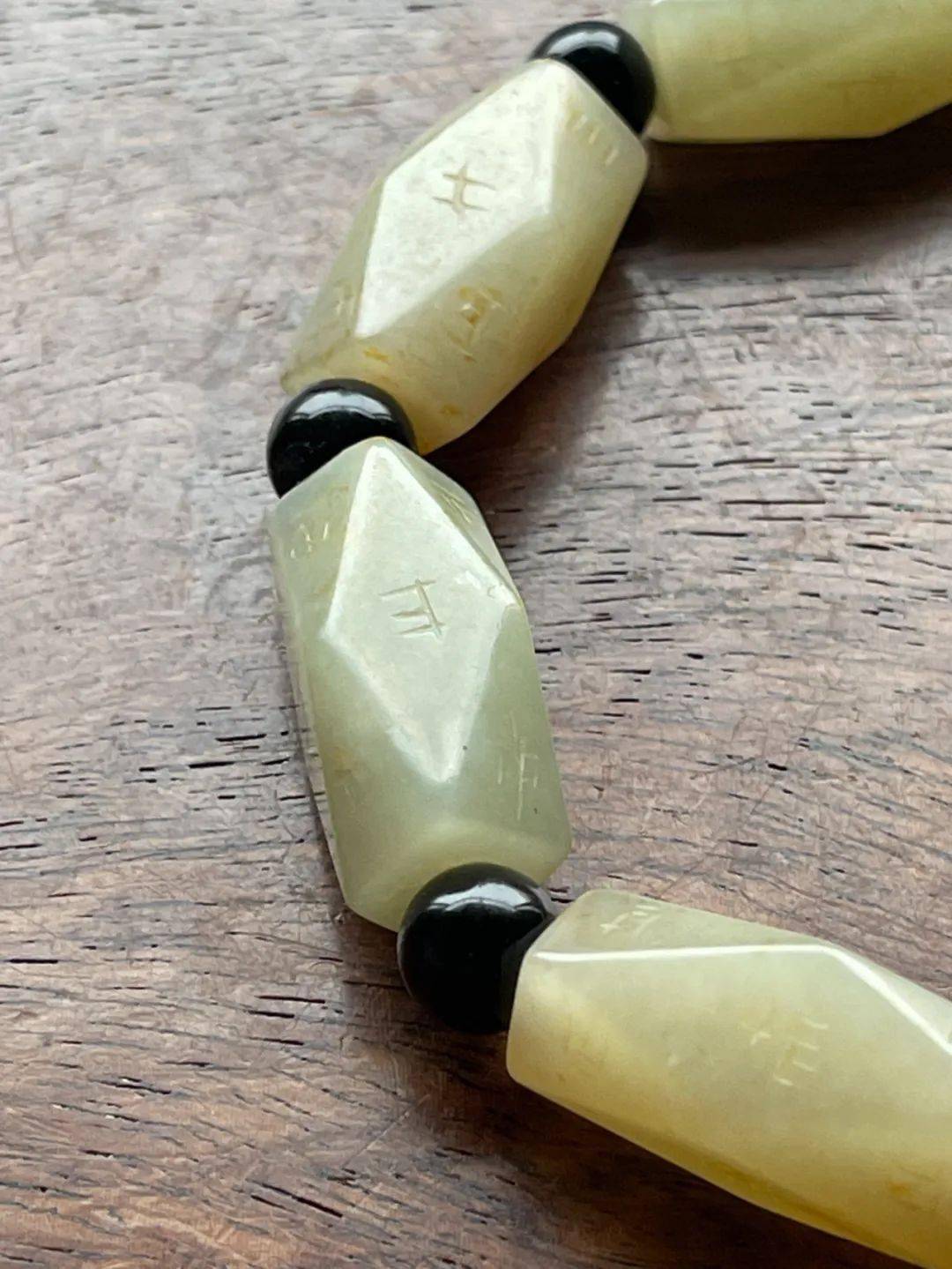 油份与密度高,多角棱格型管状勒子整体造型极简,仿高古玉刚卯刻古文字