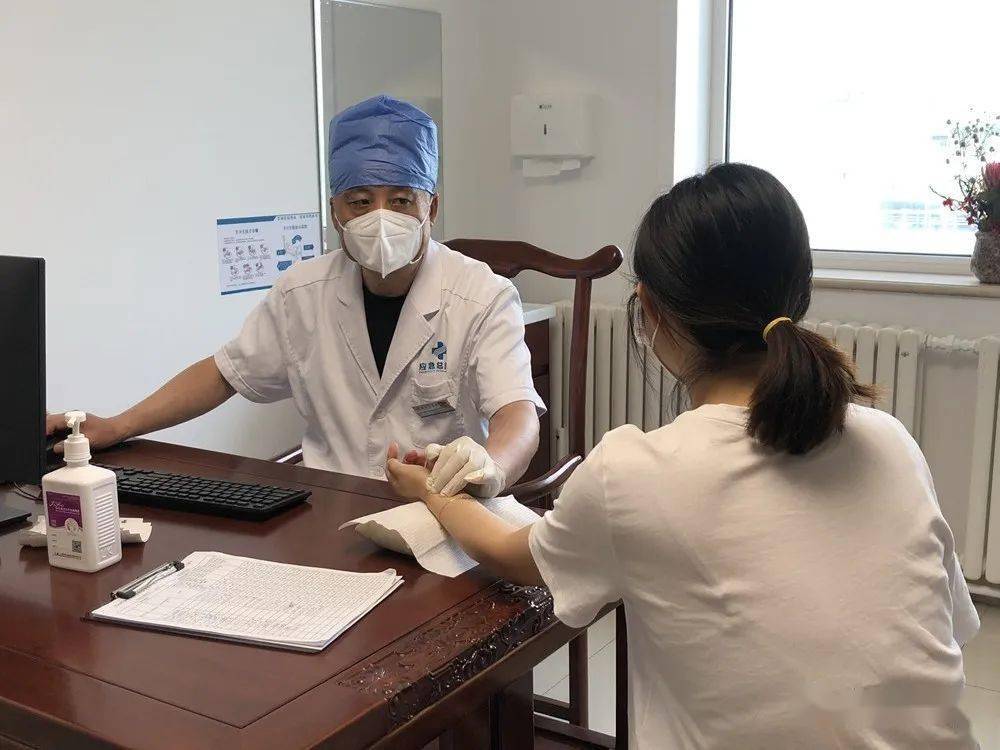 头部敲击法以指尖作锤双手同时进行从后向前从左至右叩击