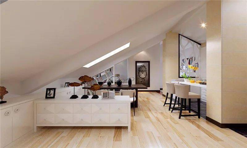 同时,阁楼的吊顶也要避免出现横梁压顶的情况,横梁压顶在风水学上来讲