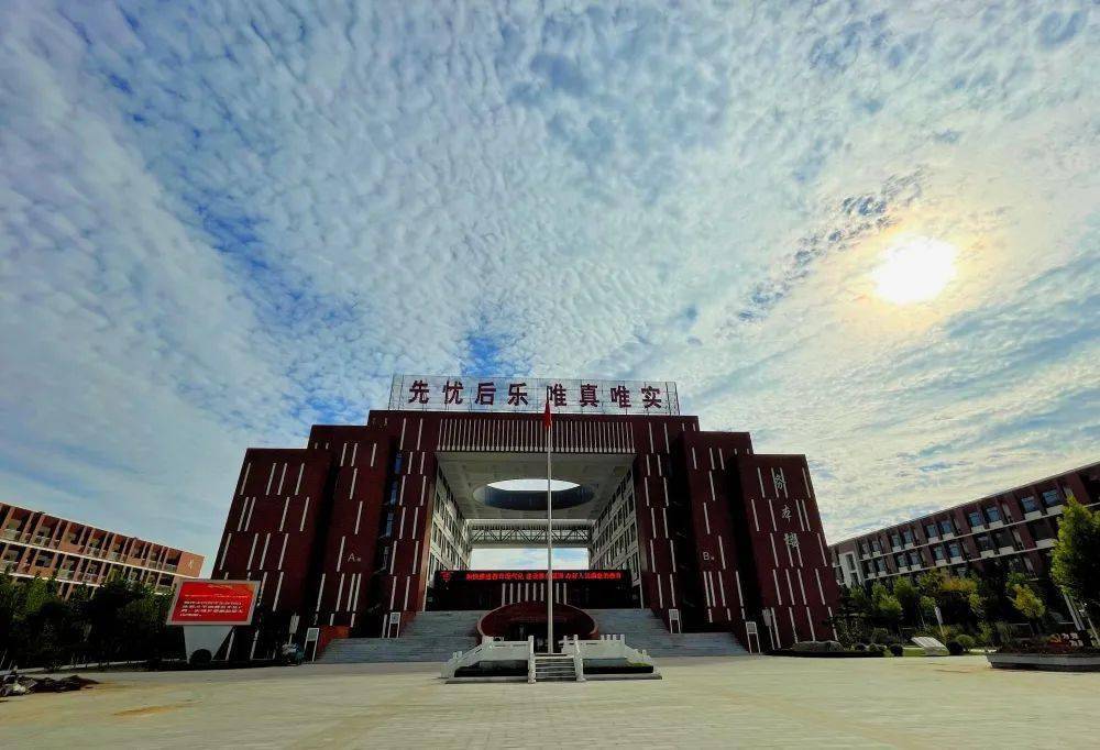 邹平二中:徜徉校园 醉美秋色_落叶_微风_山河