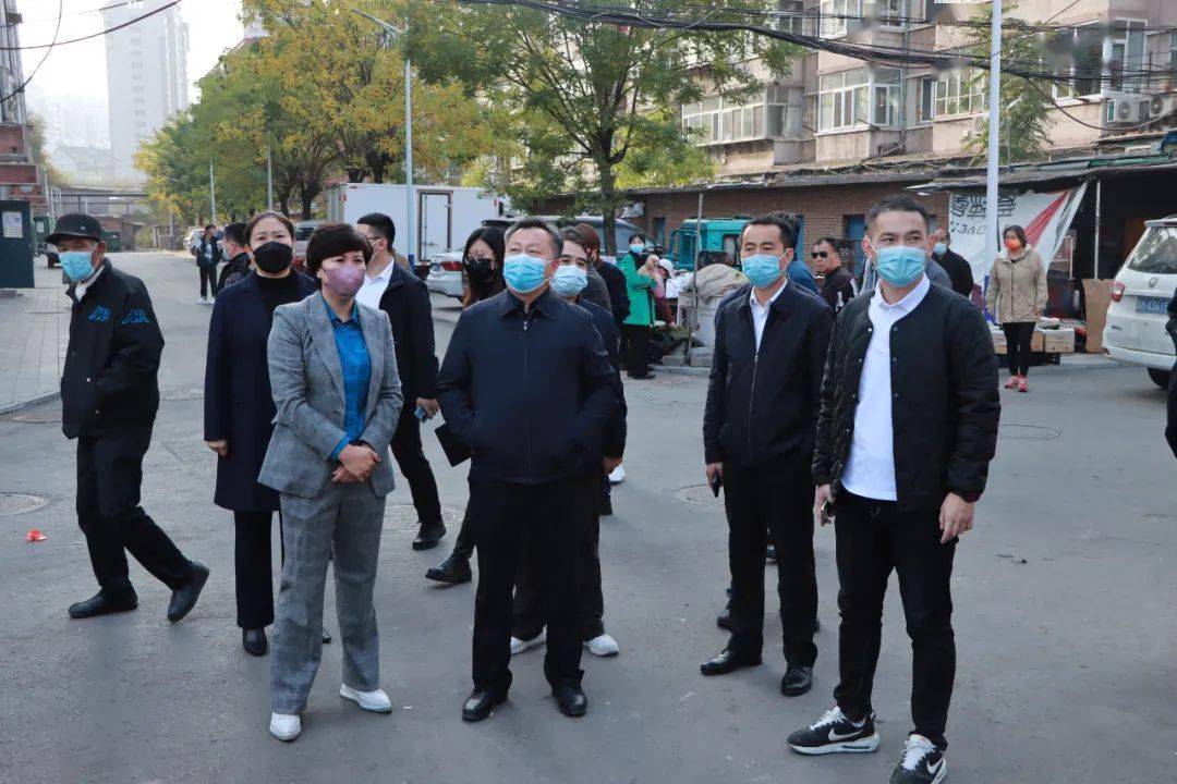 在第三中学及周边山水文苑二期小区,张抗震实地察看