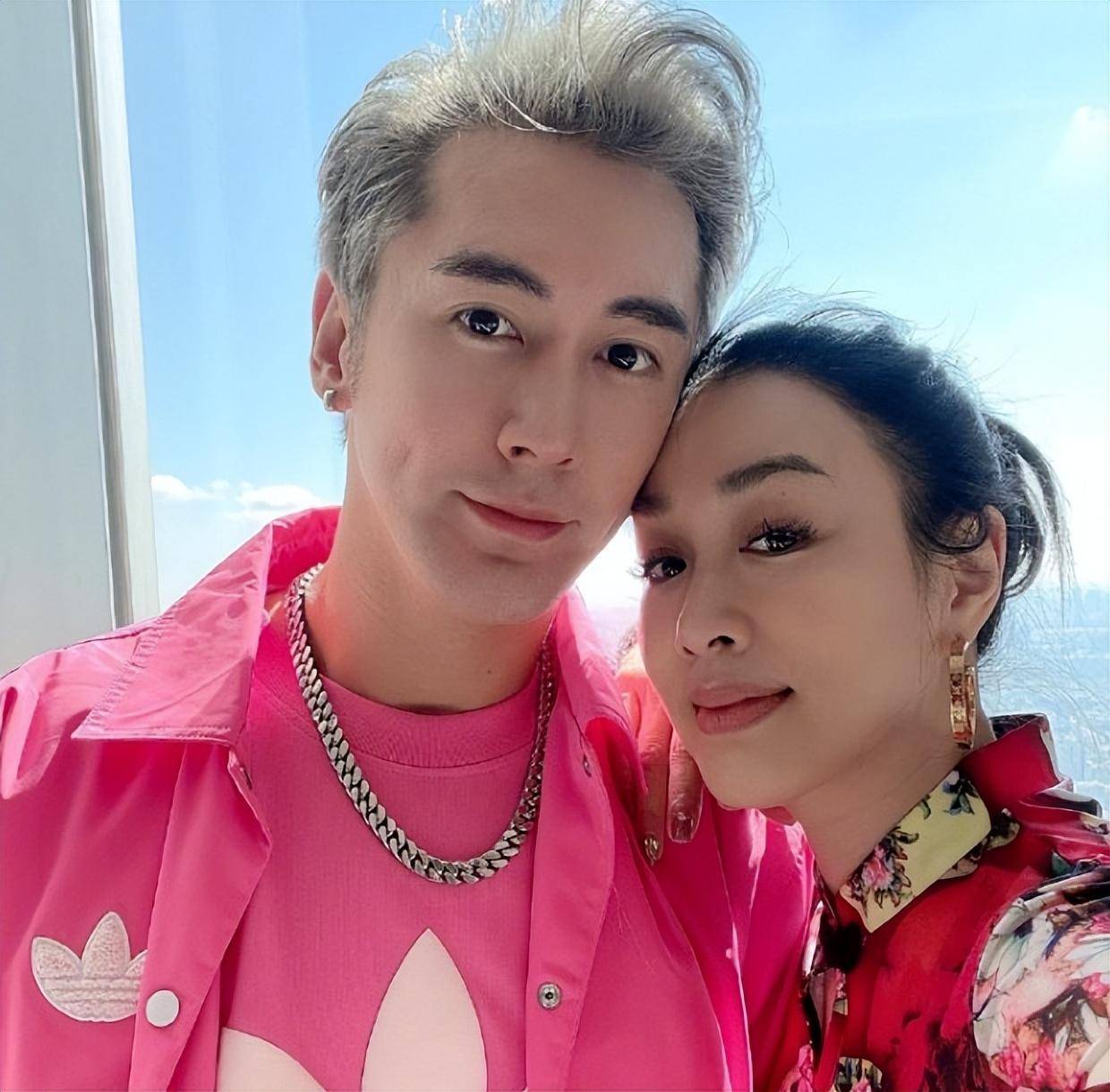 张伦硕背着老婆做俯卧撑超宠溺_孩子_丈夫_妻子