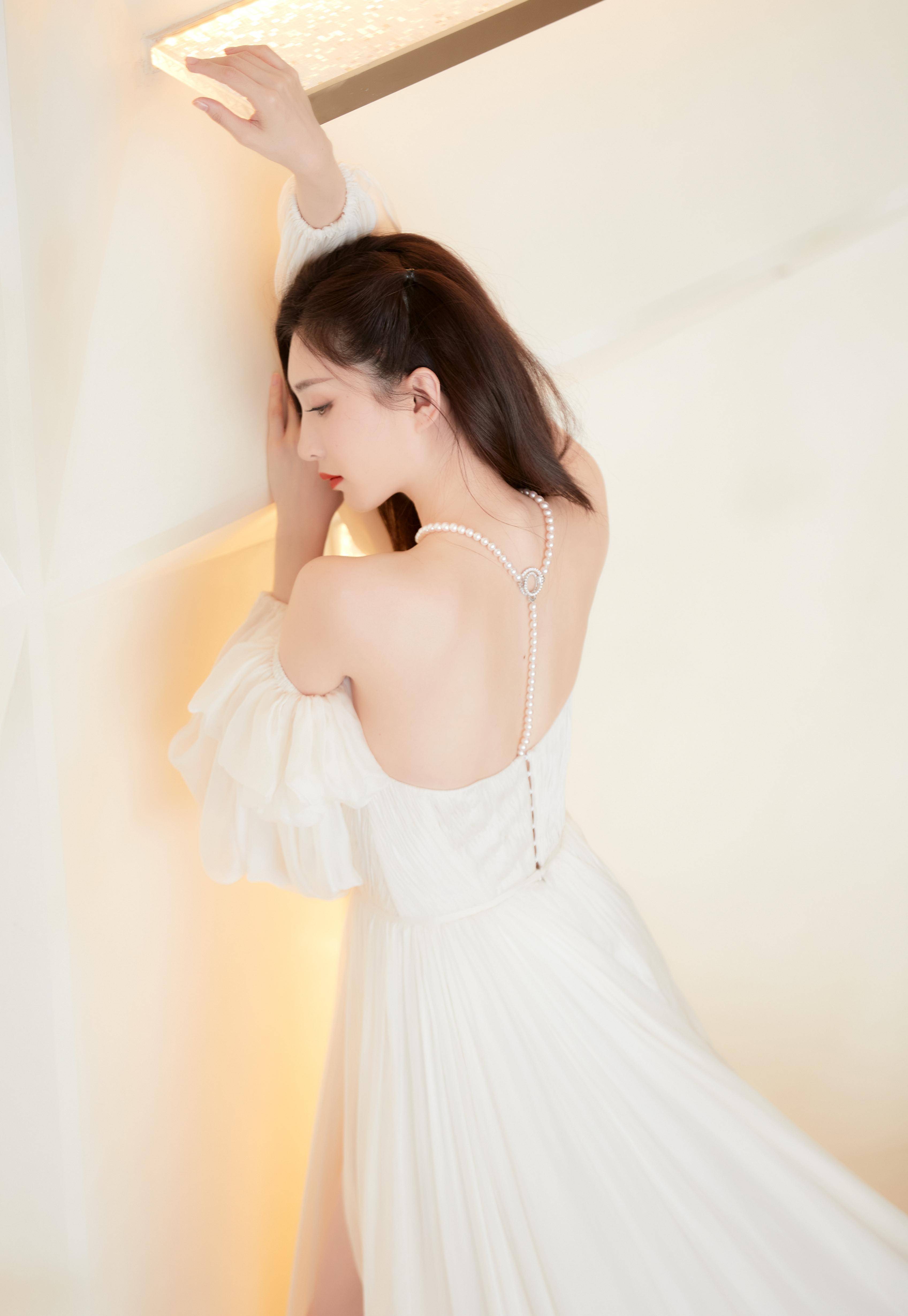 江疏影太敢穿了,抹身材配深v尽显白美肌肤,超高时尚释放逆天长腿_裙子