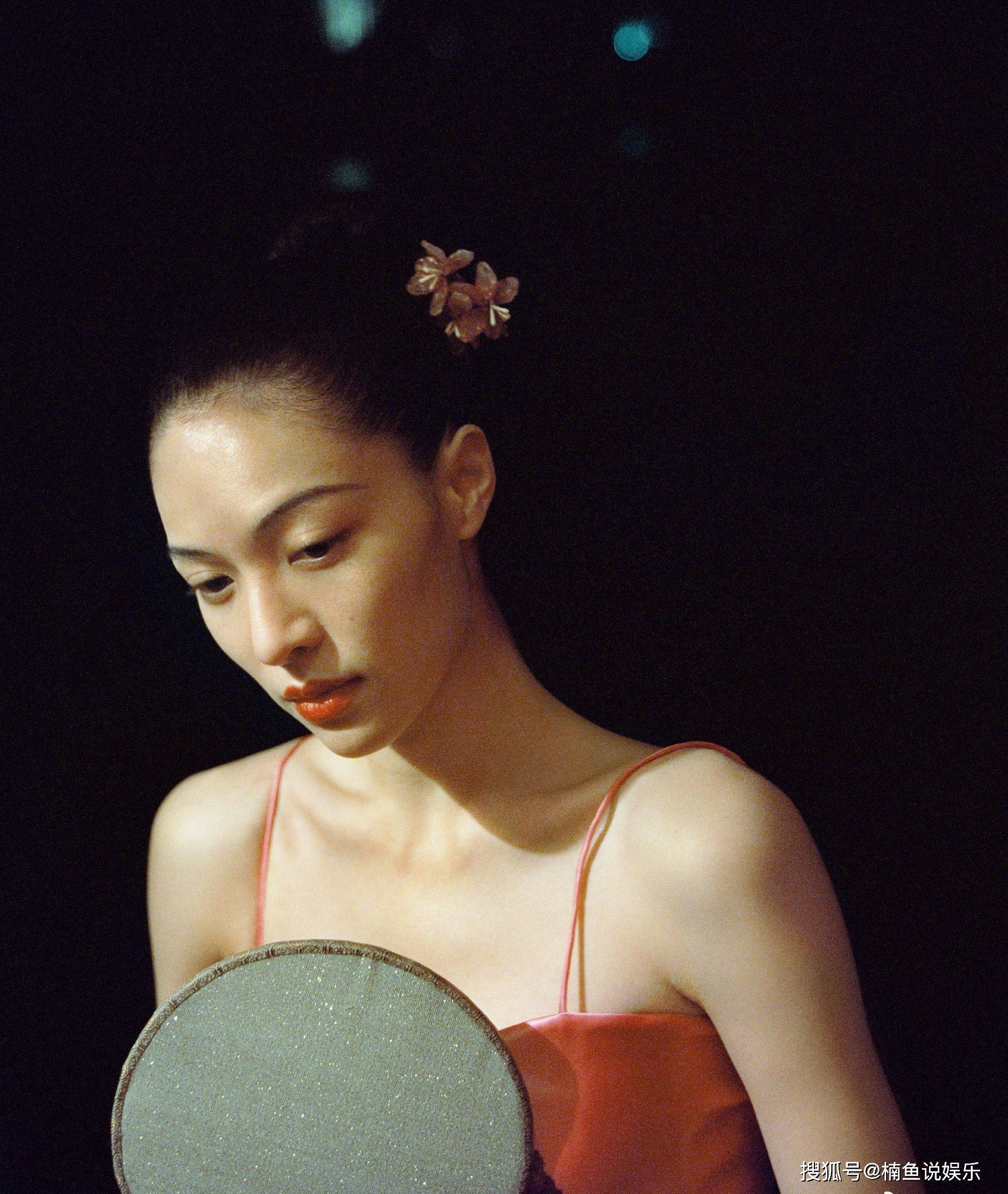 钟楚曦的五官太出挑,拍写真给自己化妆,眉眼如画演绎东方美人_旗袍