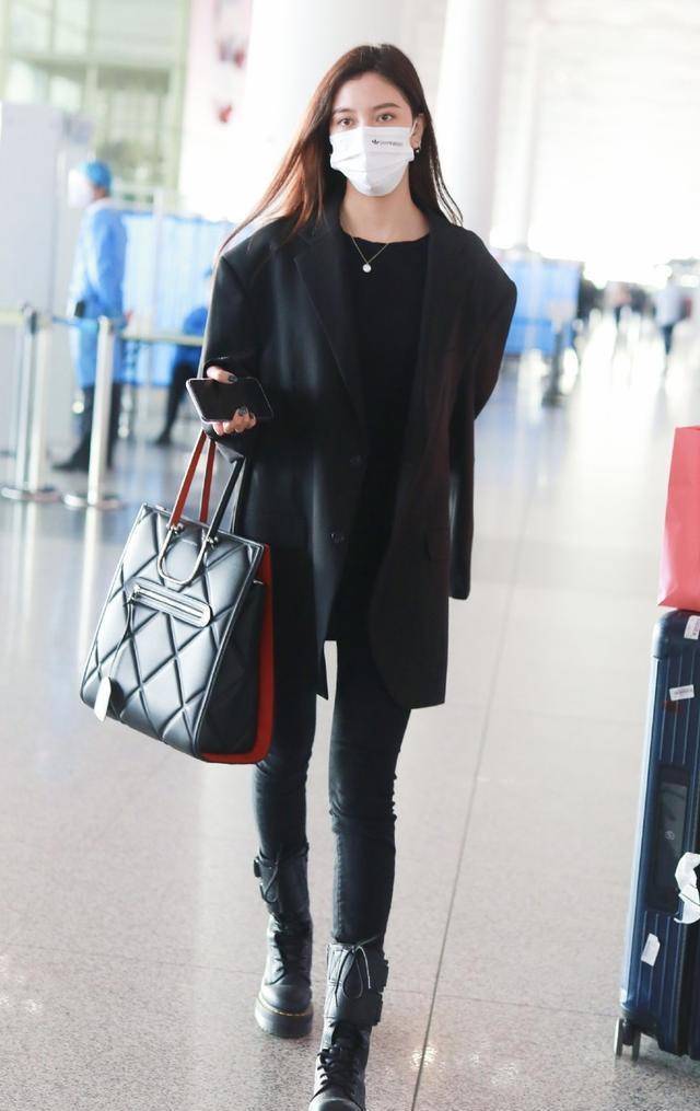 宋妍霏穿马丁靴秀身材,自带超a气场足_时尚_造型_连衣裙