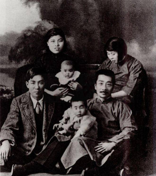 鲁迅有几篇文章是他代笔写成：1976年6月2日中国作家冯雪峰逝世