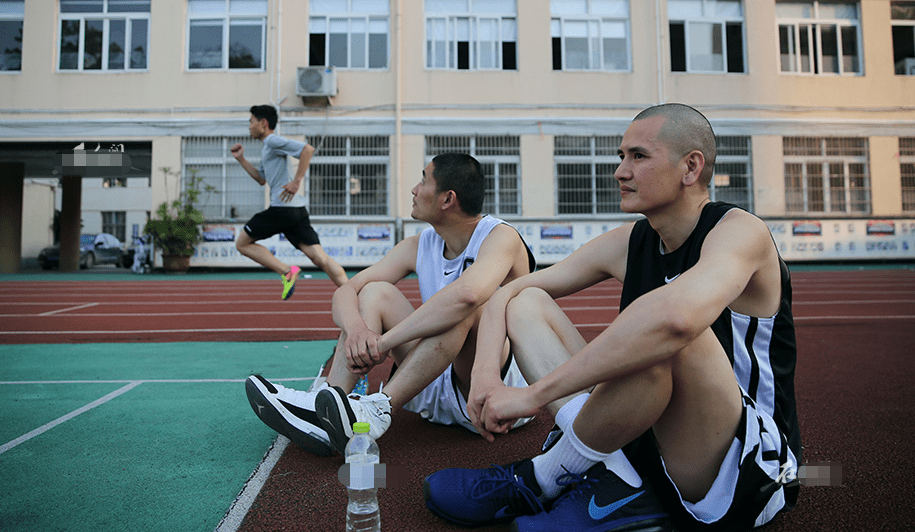 "网红和尚"释明心:80后公务员辞职做和尚,被美女花