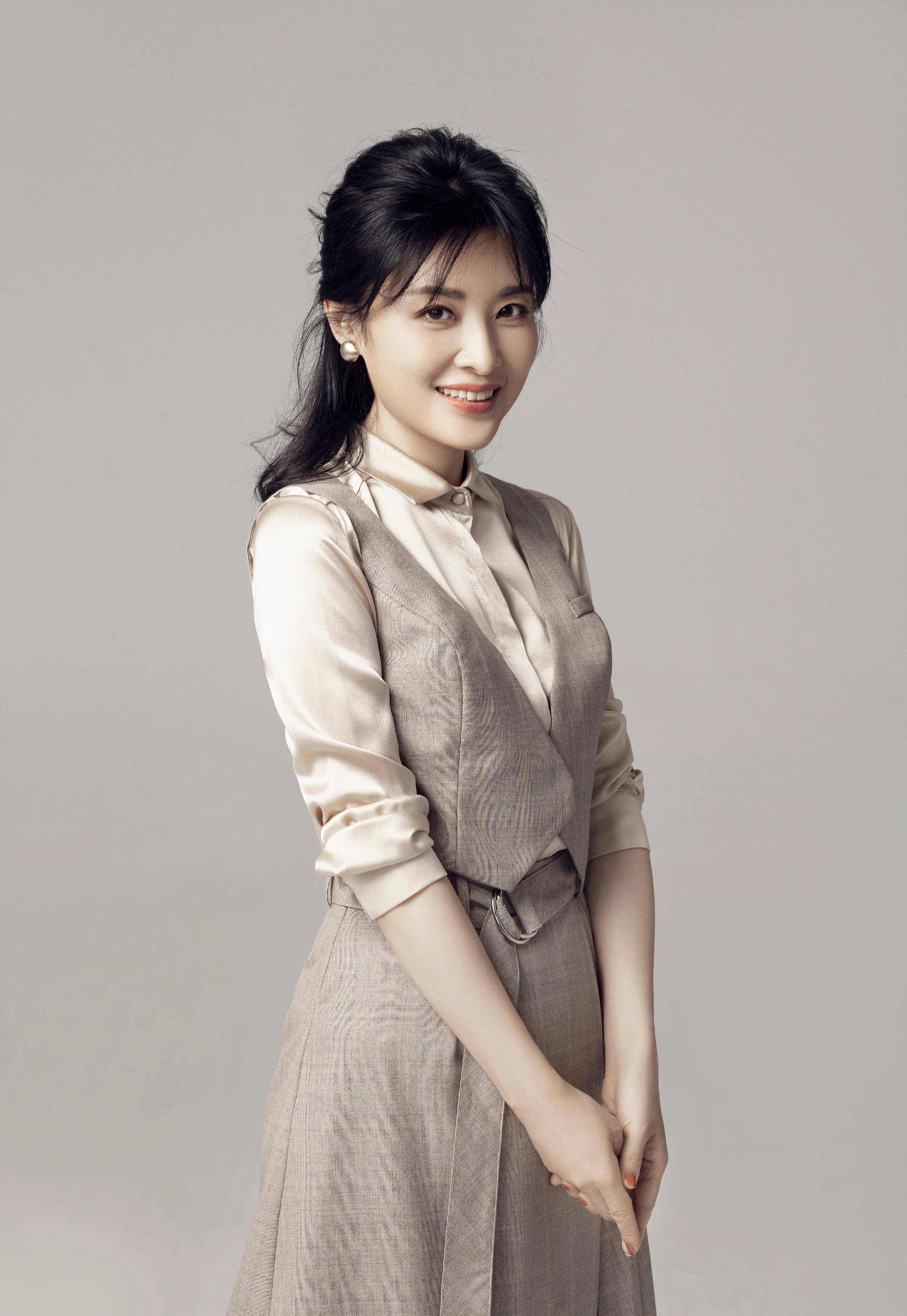 47岁董卿穿衣走霸气风,但大5岁周涛已经变了_气质_元素_颜色