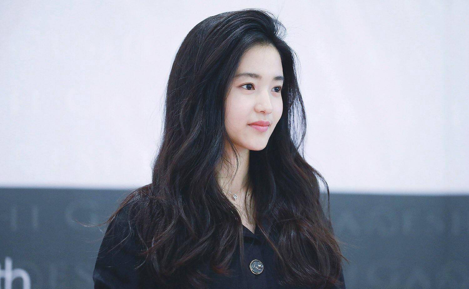 搭档宋仲基,被网友称为"小宋慧乔",25岁才出道的金