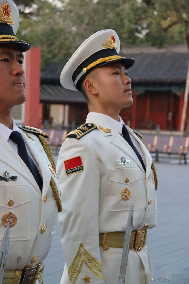 2020年,邬振中被仪仗队选中,成为三军仪仗队的一员.